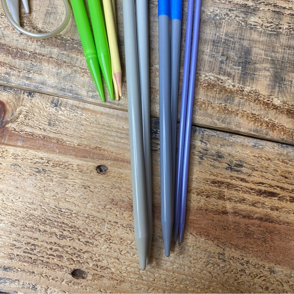 6 pair vintage plastic knitting needles sizes 6, 11, 13 and circular needles - Picture 5 of 6